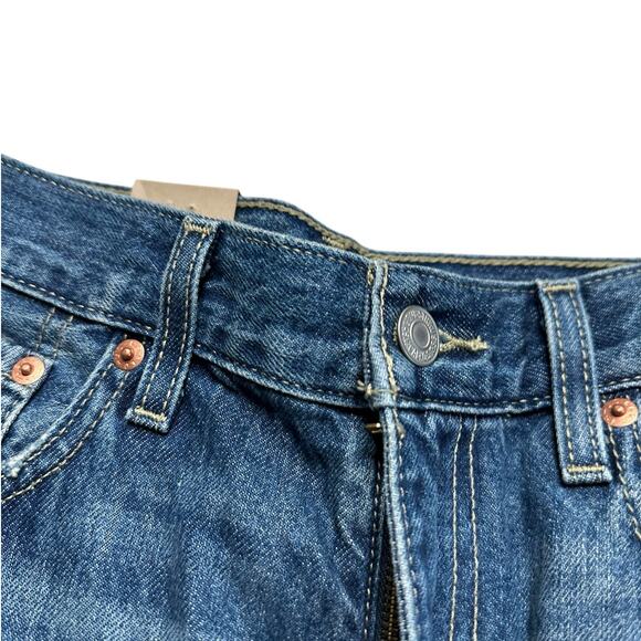 LEVIS Medium‎ Wash Denim Low Pro Straight Shorts Women's Size 26 NWT Frayed Hems - Picture 2 of 10